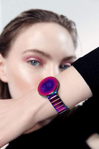 SIXNFIVE 006 デジタル腕時計（パープル）は、レインボーミラーカラーを大胆にあしらった近未来を彷彿とさせるデザイン